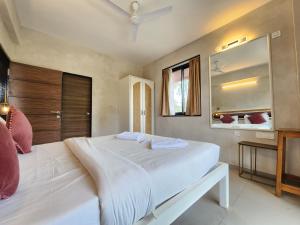 Serene 2BHK with Mangrove View - Pool, Balcony, Near Candolim Beach