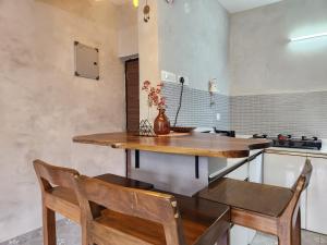 Serene 2BHK with Mangrove View - Pool, Balcony, Near Candolim Beach