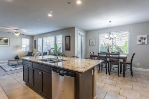 5BR Home Sleeps 10 Flexible Stay