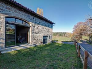 Gîte charme 1214 pers avec piscine et jeux à Saint-Priest-la-Prugne - FR-1-496-346