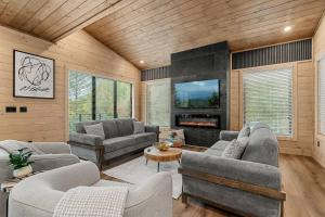 Luxury Cabin with Indoor Pool, Theater & Billiards