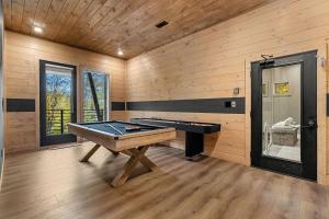 Luxury Cabin with Indoor Pool, Theater & Billiards