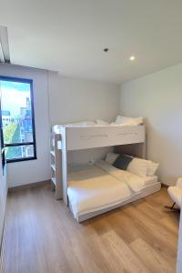 Spacious 2-Bedroom Apt, Free Parking, Steps to the City