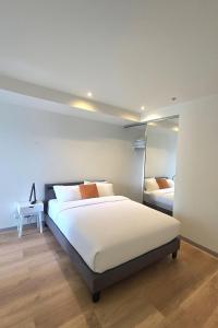 Spacious 2-Bedroom Apt, Free Parking, Steps to the City