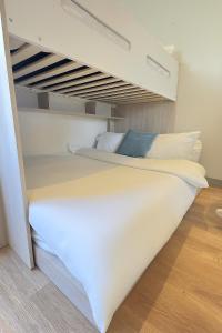 Spacious 2-Bedroom Apt, Free Parking, Steps to the City