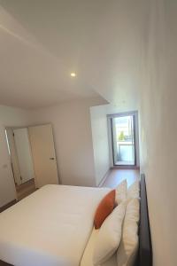 Spacious 2-Bedroom Apt, Free Parking, Steps to the City