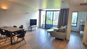 Spacious 2-Bedroom Apt, Free Parking, Steps to the City