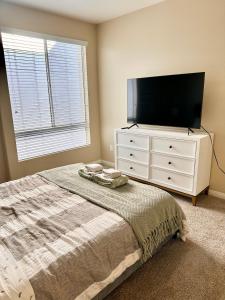 Spacious 2B 2B Pool View Loft Apartment in Marina Del Rey