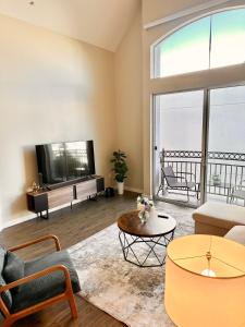 Spacious 2B 2B Pool View Loft Apartment in Marina Del Rey