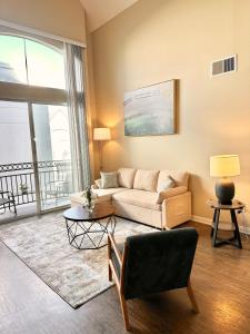 Spacious 2B 2B Pool View Loft Apartment in Marina Del Rey