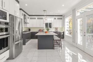 8BR New Spacious Home White Rock HVAC Free Parking