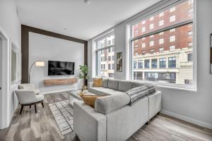 Luxe Flat with Heated Pool Sauna Rooftop Deck Gym