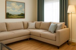 شقة بأثاث مريح ثلاث غرف نوم