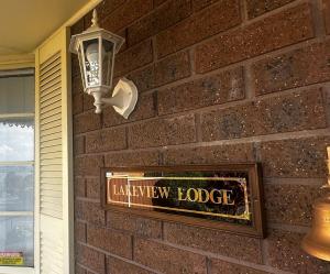 Sunny Lakeview Lodge- Perfect for Family & Friends