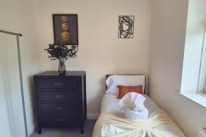 Harebell House 2Bd newly renovated near M5, M6, J9, and J7