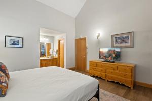 Ski In Out Lift 7! Deck, Hot Tub, Garage Parking condo