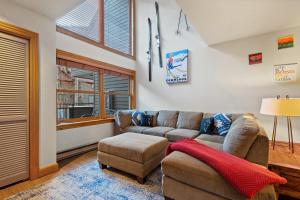 Ski In Out Lift 7! Deck, Hot Tub, Garage Parking condo