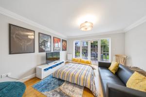 Spacious Stylish Modern House - Sleeps 14 6BR