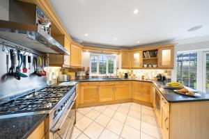 Spacious Stylish Modern House - Sleeps 14 6BR