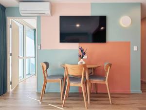 Bright City 2BR w Air-Con Walk to Uni & Queen St