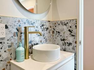 Bright City 2BR w Air-Con Walk to Uni & Queen St