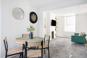 Bright & Cozy 3BR Home with Secure Parking Sleeps 6