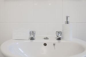 Bright & Cozy 3BR Home with Secure Parking Sleeps 6