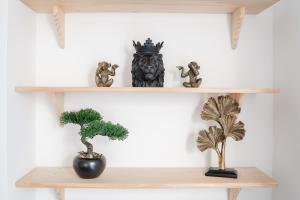 Bright & Cozy 3BR Home with Secure Parking Sleeps 6