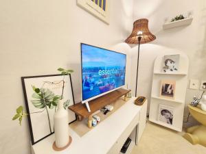 MAPO Station ZERO WATER STAY Mapo Station 7 mins Gongdeok Station 1stop YeouiNaru Han River 1stop Hongdae Sinchon Ideae 20 mins