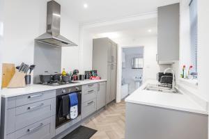 Bright & Cozy 3BR Home with Secure Parking Sleeps 6