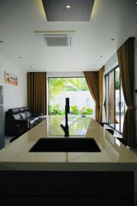 Biển tôm ốc homestay hồ bơi & BBQ garden