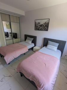 Bas de villa composée dun 3 pièces et dun studio avec piscine privée