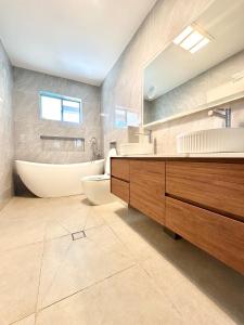 Master room with Ensuite Near Train Station Airport