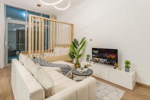 Luxury 2BHK with Floating Bed in Dubai Marina DEC1105