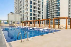 Luxury 2BHK with Floating Bed in Dubai Marina DEC1105