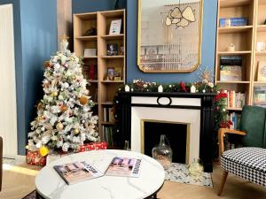 Elégante maison amiénoise - proche gare, home-cinéma, 3 chambres doubles, 1 chambre familiale avec jacuzzi privatif - La Maison Des Petits Sablon