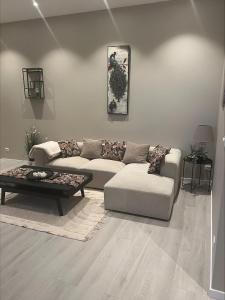 Delikat, romslig og sjønær sentrumsleilighet