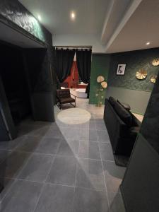 Love room - Jacuzzi - Salle de jeux complète