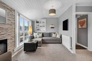 Coastal Charm: Modern Retreat by Seafront