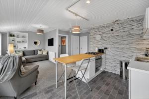 Coastal Charm: Modern Retreat by Seafront