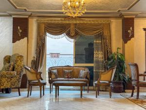 royal pyramids palace