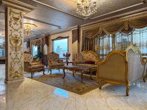 royal pyramids palace