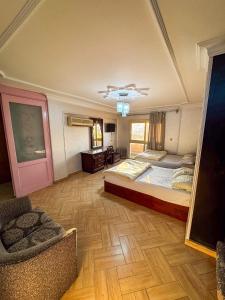 royal pyramids palace