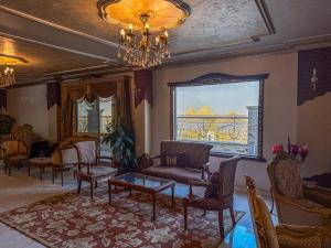 royal pyramids palace