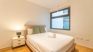 3B2B & 2 Car Parks Walk to Station & Shops