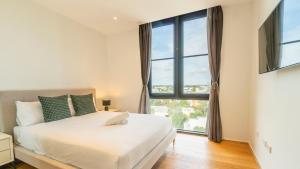 3B2B & 2 Car Parks Walk to Station & Shops