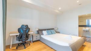 3B2B & 2 Car Parks Walk to Station & Shops