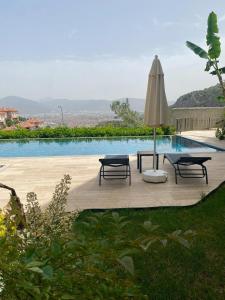 Stylish Lounge Apartment with Pool & Views