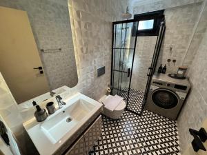 Stylish Lounge Apartment with Pool & Views