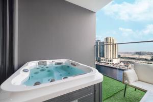 Binghatti Trillionaire! 2 Double Beds! Private Jacuzzi, Prime Location!